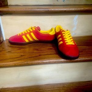 Adidas size 9 1/2 Mens shoe never worn before